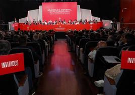 El presidente de la Real Federación Española de Fútbol, Luis Rubiales (I), durante su intervención en la Asamblea General