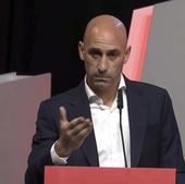 Rubiales no dimite, va al choque con el Gobierno e incendia el fútbol español