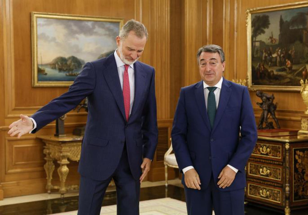 El rey Felipe VI recibe en el Palacio de la Zarzuela al portavoz del PNV, Aitor Esteban.