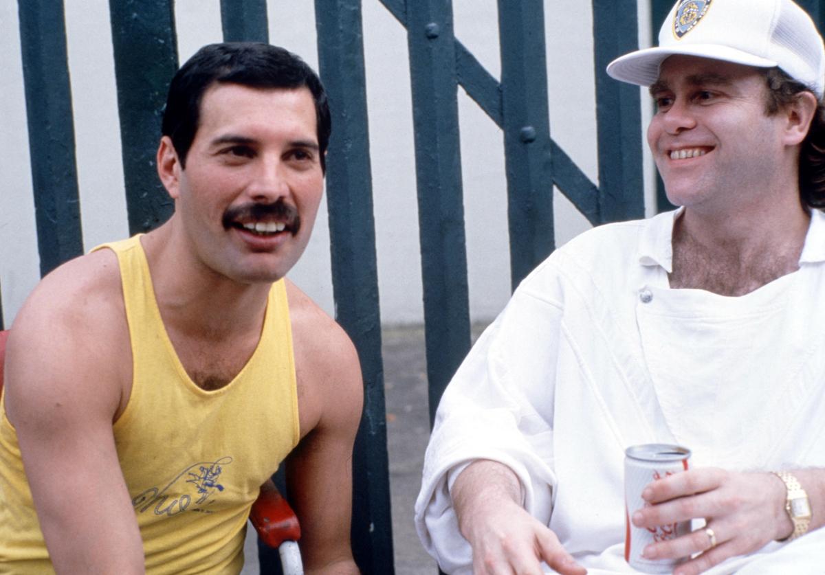 Se subasta la camiseta amarilla que Freddie Mercury vistió en los camerinos del Live Aid junto a su amigo, Elton John