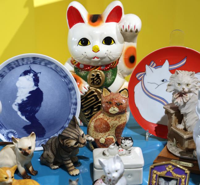 Freddie Mercury vivía rodeado de gatos de porcelana, cristal y madera