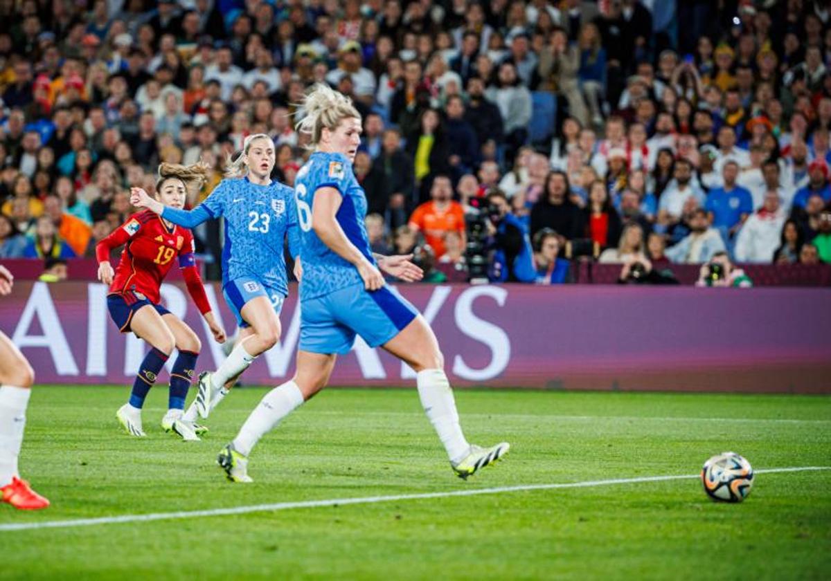 El disparo de Olga Carmona que derrotó a Inglaterra en la final del Mundial femenino.