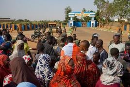 La Policía vigila una base militar francesa durante una protesta contra la presencia militar gala en Niamey, la capital de Níger.