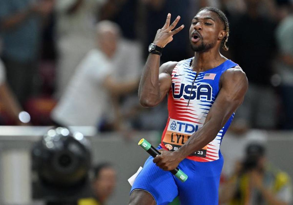 Noah Lyles celebra su tercer oro en Budapest.