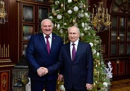 Lukashenko y Putin se estrechan las manos durante una reunión en el Palacio de la Independencia de Minsk en 2022.