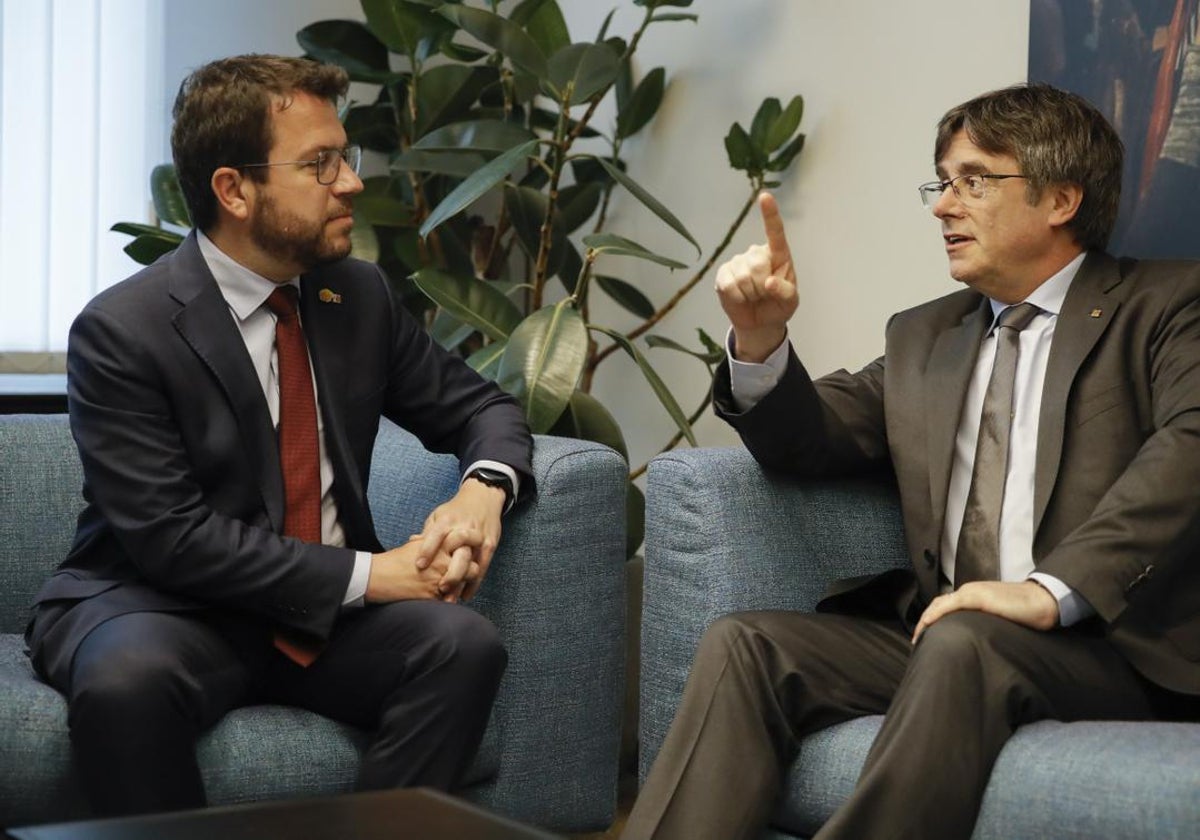 El presidente de la Generalitat, Pere Aragonès, con el expresidente Carles Puigdemont en Bruselas.