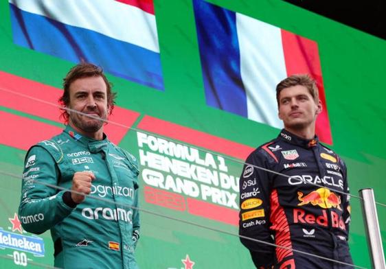 Fernando Alonso y Max Vertappen, en el podio del GP de Países Bajos.