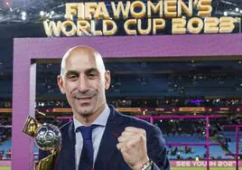 Luis Rubiales, con el trofeo mundial conquistado por la selección femenina.