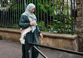 Una mujer vestida con abaya en París