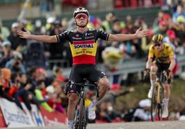 Evenepoel gana, asalta el maillot rojo y se juega el tipo