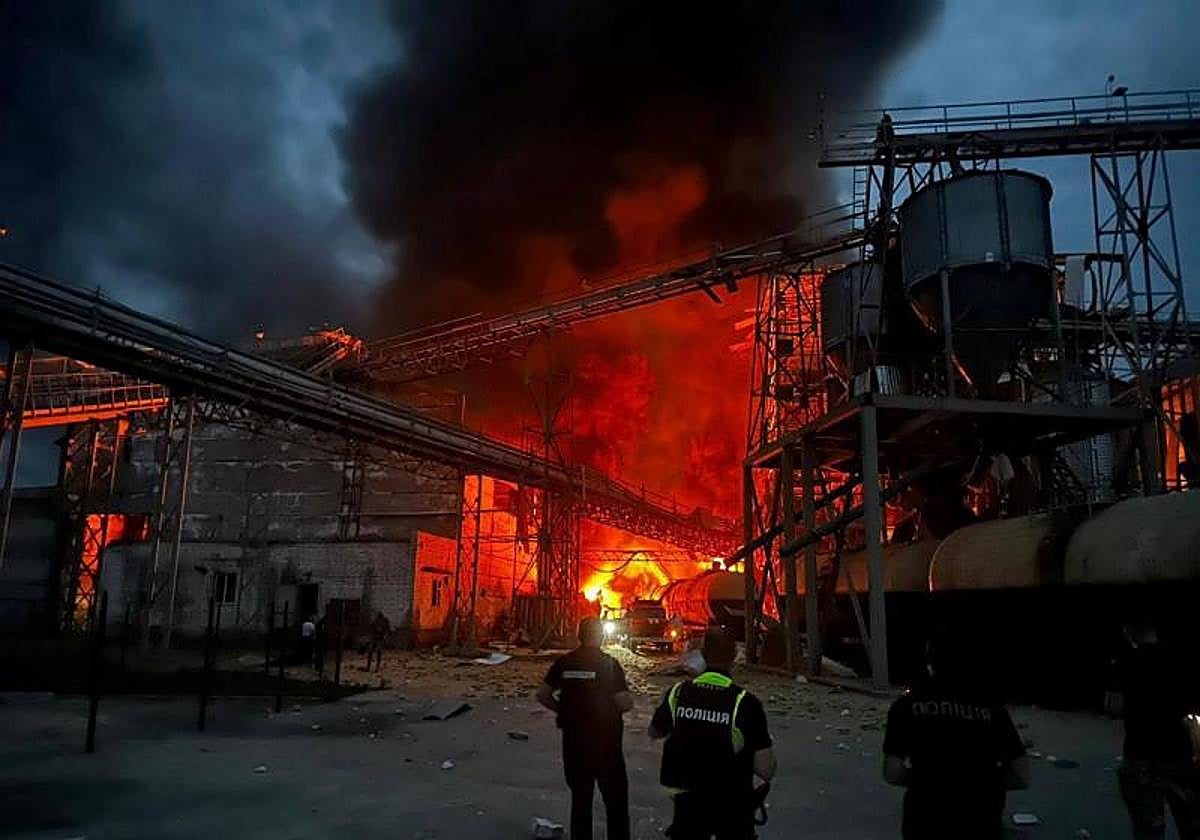 Servicios de emergencia en la fábrica de aceite destruida por un ataque ruso en la región de Poltava.