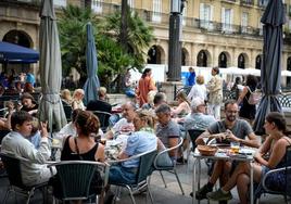 Terrazas en la plaza Nueva de Bilbao.