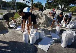 Residentes de Bradenton, Florida, llenan sacos de arena ante la llegada del huracán 'Idalia'.