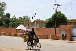 Un hombre circula en bicicleta frente a la embajada de Francia en Niamey.