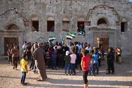 Un grupo de manifestantes protesta contra el Ejecutivo de Assad en la ciudad siria de Idlib.