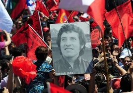 Retrato del cantante chileno Víctor Jara, durante su funeral en 2009, tras la exhumación de sus restos.