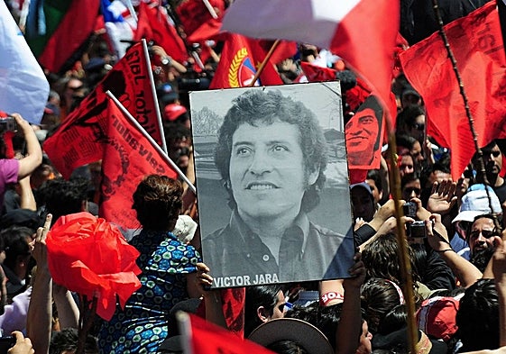 Retrato del cantante chileno Víctor Jara, durante su funeral en 2009, tras la exhumación de sus restos.
