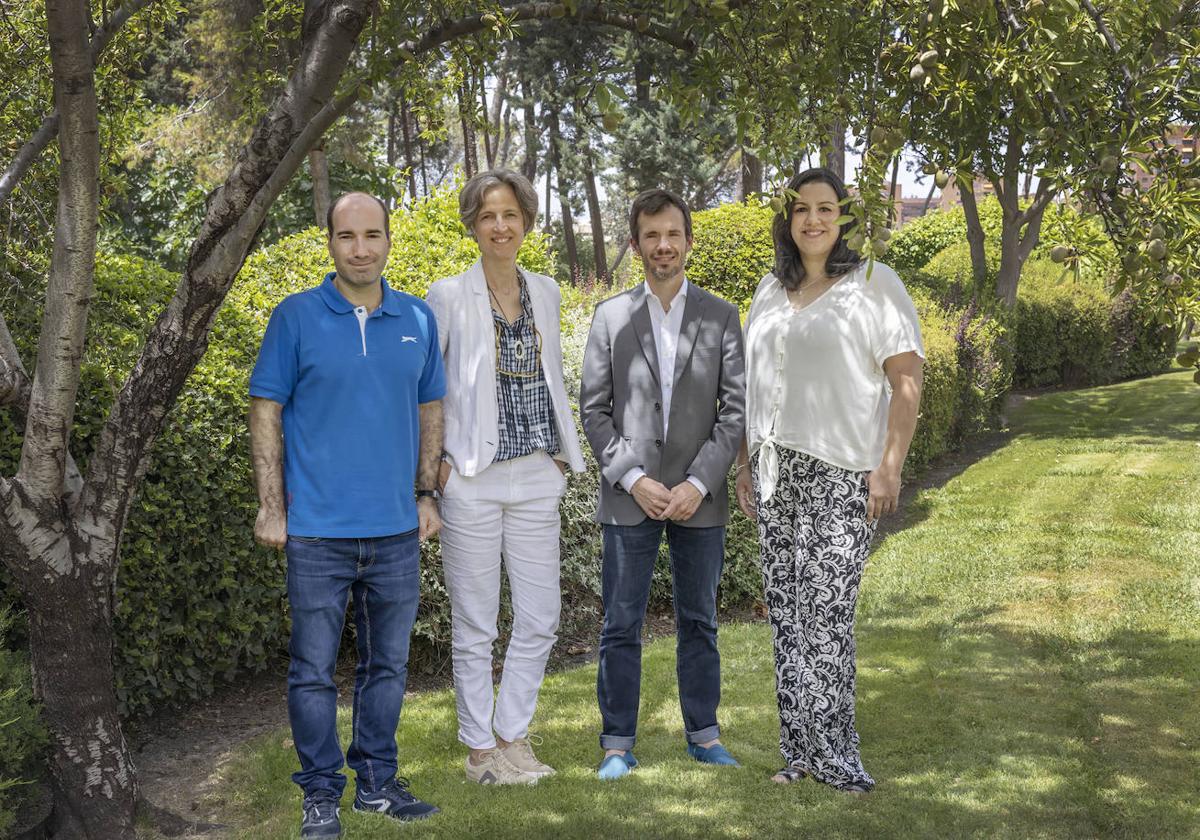 De izquierda a derecha, Alberto Sánchez-Aguilera y Liset Menéndez, del CSIC, y Manuel Valiente y Mariam Al Masmudi, del CNIO