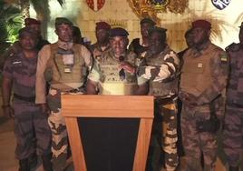 Soldados gaboneses anuncian el golpe de Estado en televisión.