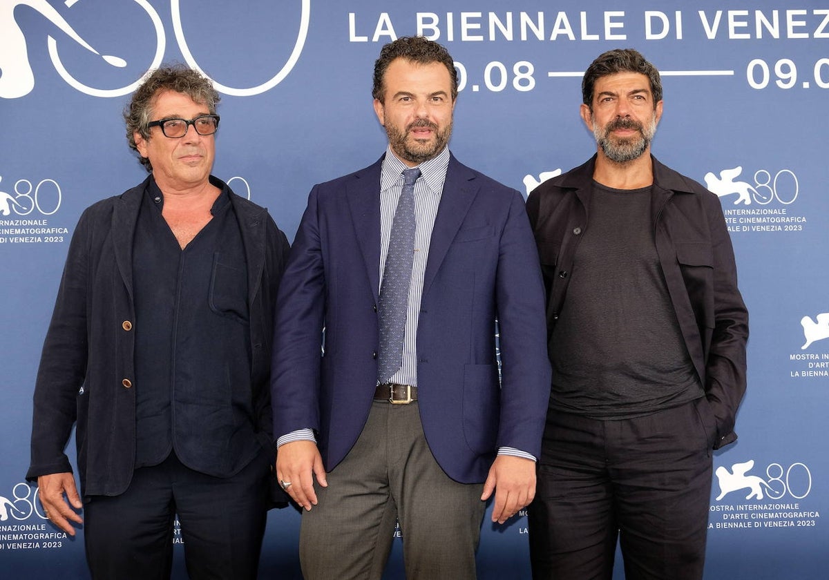 El cineasta italiano Edoardo De Angelis, en el centro, director de 'Comandante', posa en la inauguración de la Mostra.