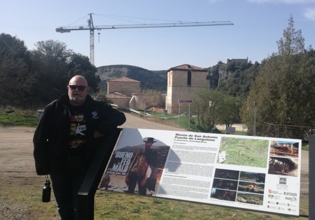 Monasterio de San Pedro de Arlanza, lugar propuesto para acoger el museo. En primer plano, Juan Fernández, hijo del chófer de Clint Eastwood durante el rodaje de la 'Trilogía del Dólar' entre 1964 y 1966.