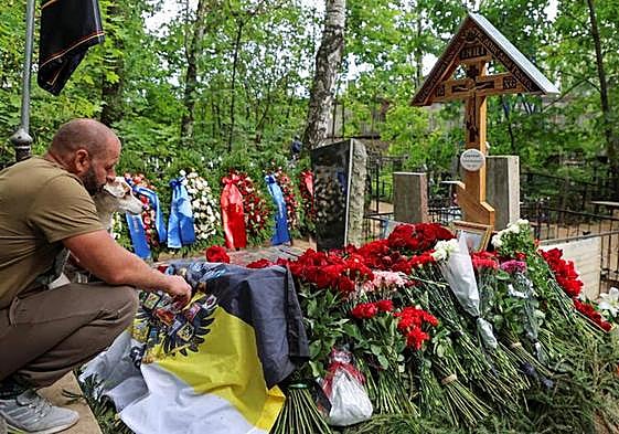 Un hombre visita la tumba de Prigozhin en San Petersburgo.