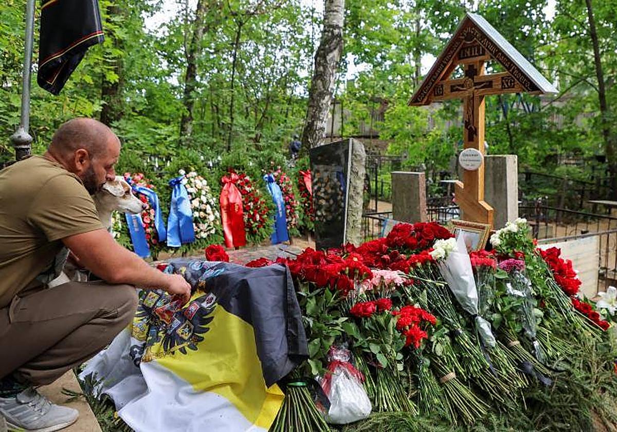 Un hombre visita la tumba de Prigozhin en San Petersburgo.