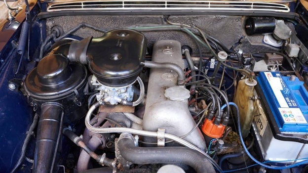 El motor seis cilindros de 2.497 CC y 130 CV del 250 S.