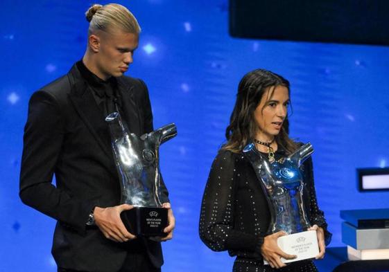 Erling Haaland y Aitana Bonmatí, con sus trofeos.