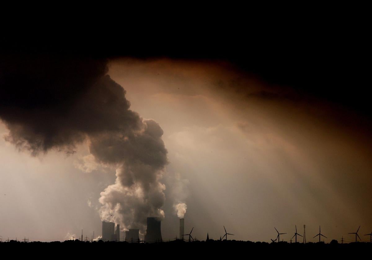 Columnas de vapor de agua se alzan hacia el cielo desde la central eléctrica de RWE de Niederaussem, cerca de Bergheim, Alemania.