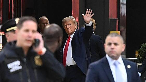 Acusan a Trump de inflar su patrimonio en miles de millones
