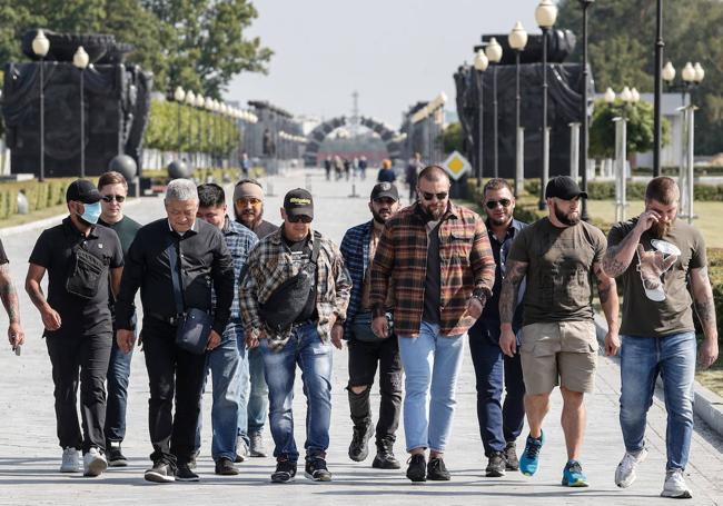 Un grupo de personas se dirige al funeral del neonazi Utkin.