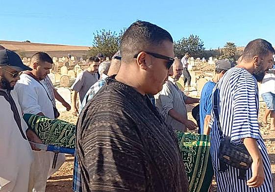 Los familiares llevan el cuerpo de Bilal Kissi, asesinado a tiros por la Guardia Costera argelina