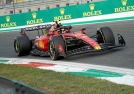 Carlos Sainz, rodando este viernes con su Ferrari por el trazado de Monza.