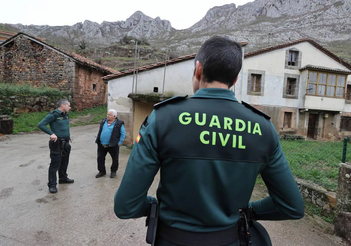 Dos guardias civiles conversan con un vecino de Sobrelapeña (Cantabria).