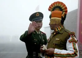 Un guardia fronterizo chino junto a uno indio