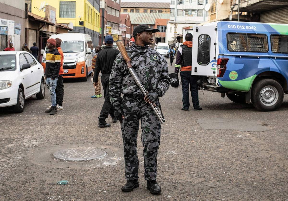 Un agente de la Policía sudafricana