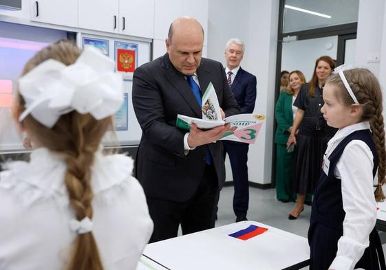 El primer ministro ruso, Mikhail Mishustin, visita una escuela de Moscú