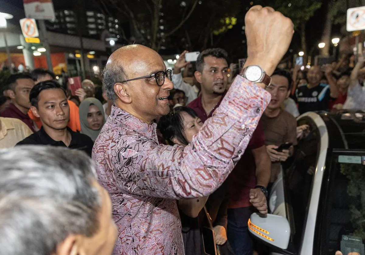 El nuevo presidente de Singapur, Tharman Shanmugaratnam, celebra su victoria