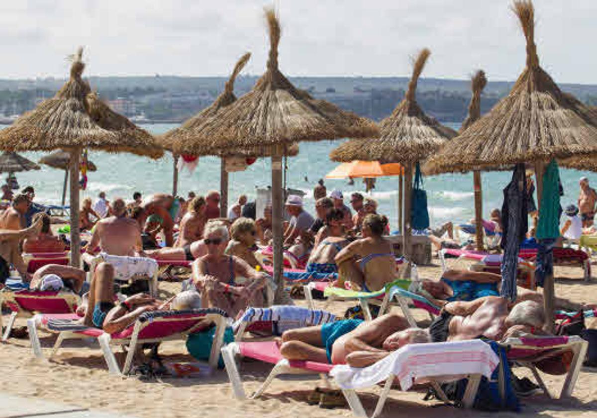 Una playa abarrotada de turistas.