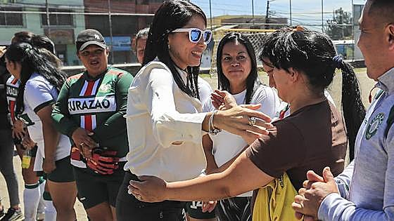 La candidata presidencial de Ecuador recupera el chaleco antibalas ante un posible atentado
