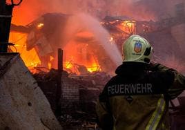 Un bombero trabaja en el lugar de un ataque con misiles en Kiev