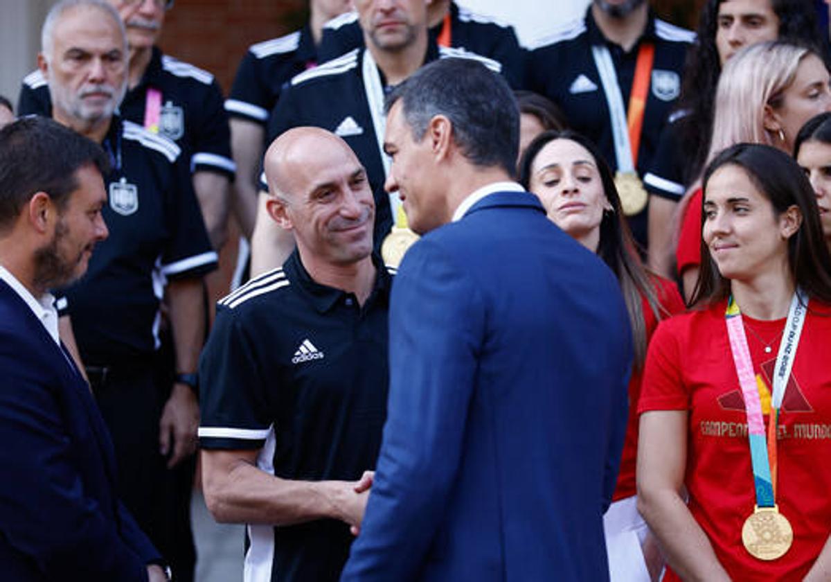 Sánchez saluda fríamente a Rubiales durante la recepción a la selección en Moncloa.