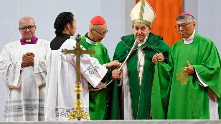 Francisco estrecha las manos del obispo emérito y del actual obispo de Hong Kong.