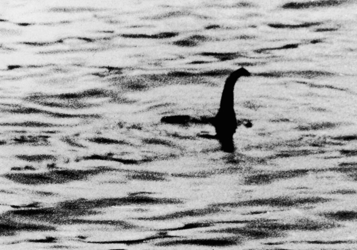 Fue la mejor foto de Nessie hasta que uno de los autores confesó en 1993 que se trata de una figura modelada puesta sobre un submarino de juguete.