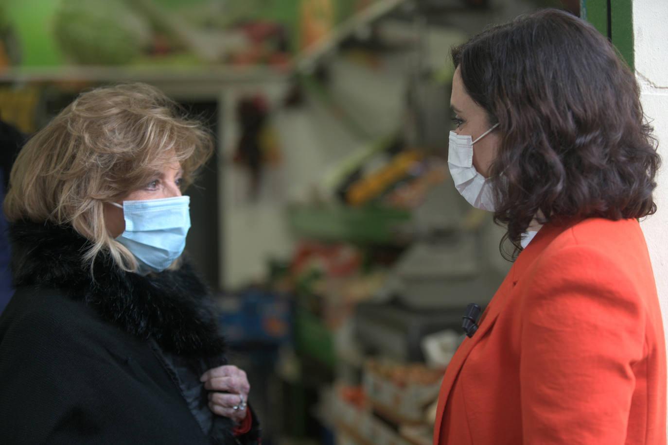 Maria Teresa Campos, junto a Isabel Díaz Ayuso, en el último programa que presentó, 'La Campos móvil'.