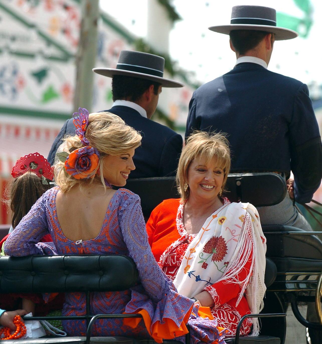 Maria Teresa Campos y su hija Terelu, en un coche de caballos en la Feria de Sevilla en 2006.