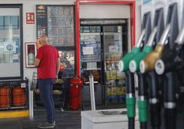 Un hombre mira los precios de los carburantes en una gasolinera de Madrid.