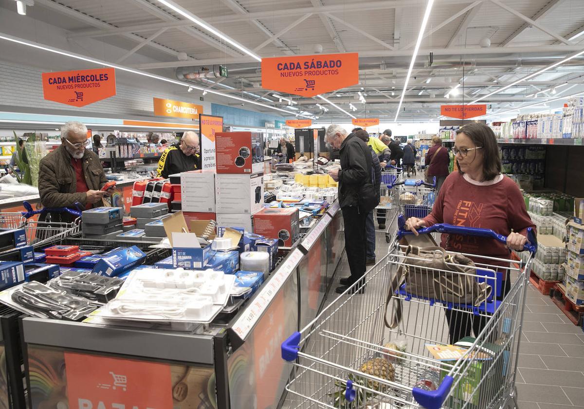 Los clientes tratan ahora de buscar ofertas y promociones para hacer frente a la escalada de precios.