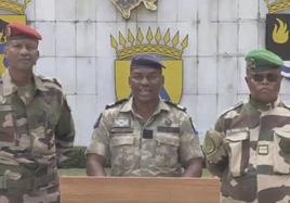 El coronel Ulrich Manfoumbi Manfoumbi, portavoz del Comité para la Transición y la Restauración de las Instituciones en Gabón leyendo una declaración en televisión